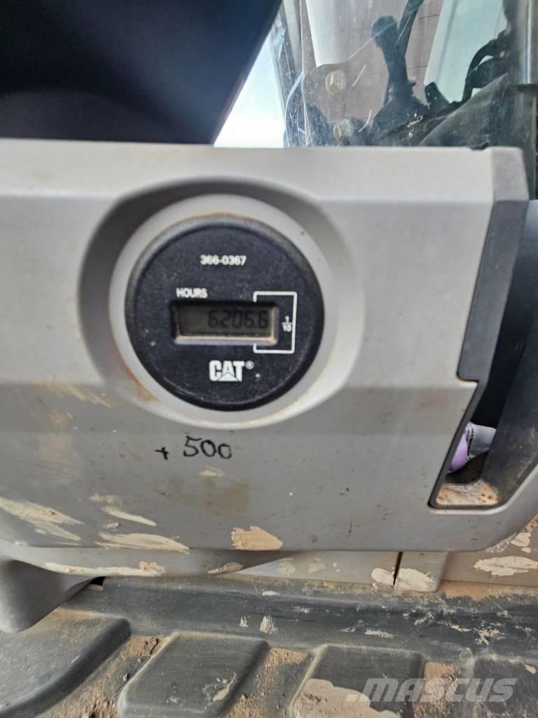 CAT 352 F حفارات زحافة