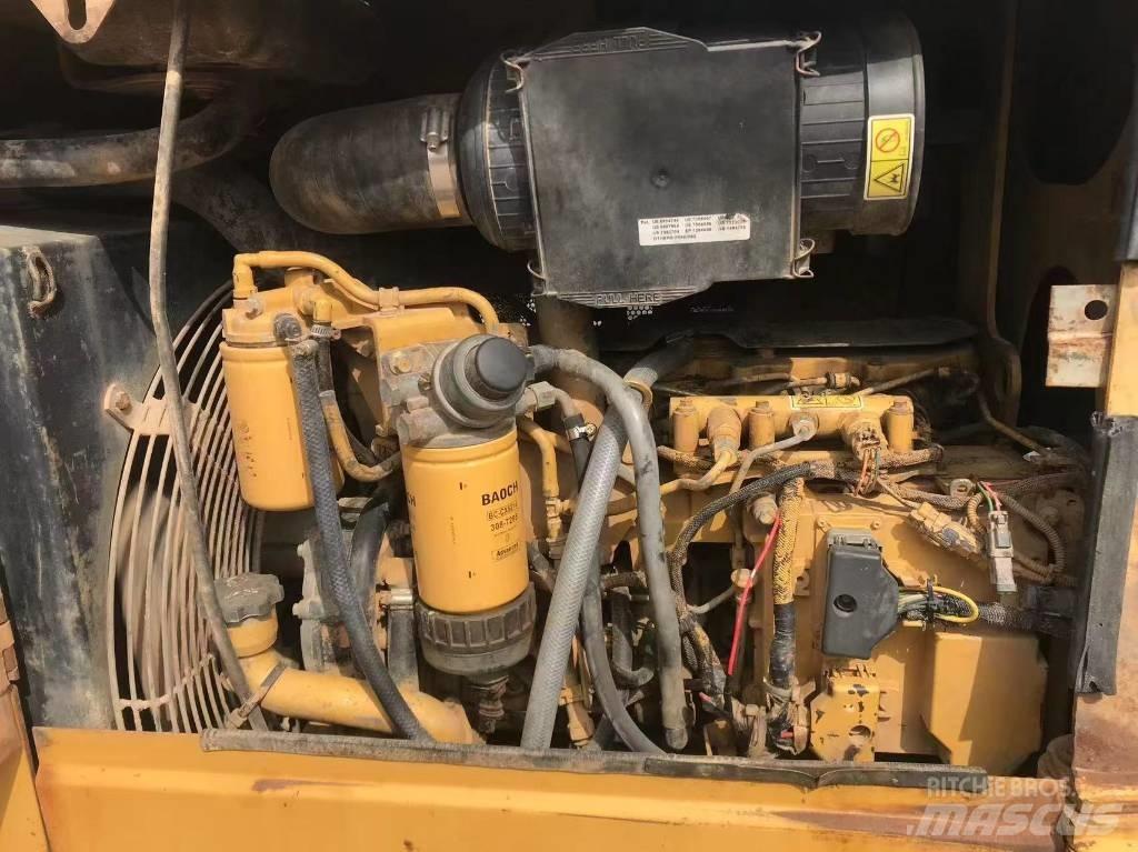CAT D 5 K بلدوزرات مجنزرة