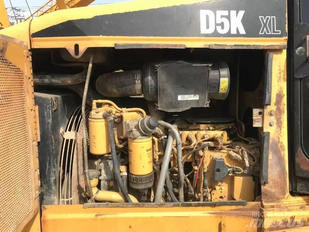 CAT D 5 K بلدوزرات مجنزرة