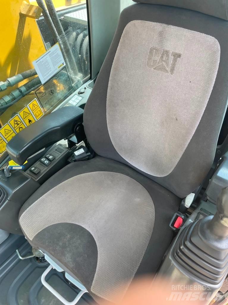 CAT M 313 D حفارات بعجل
