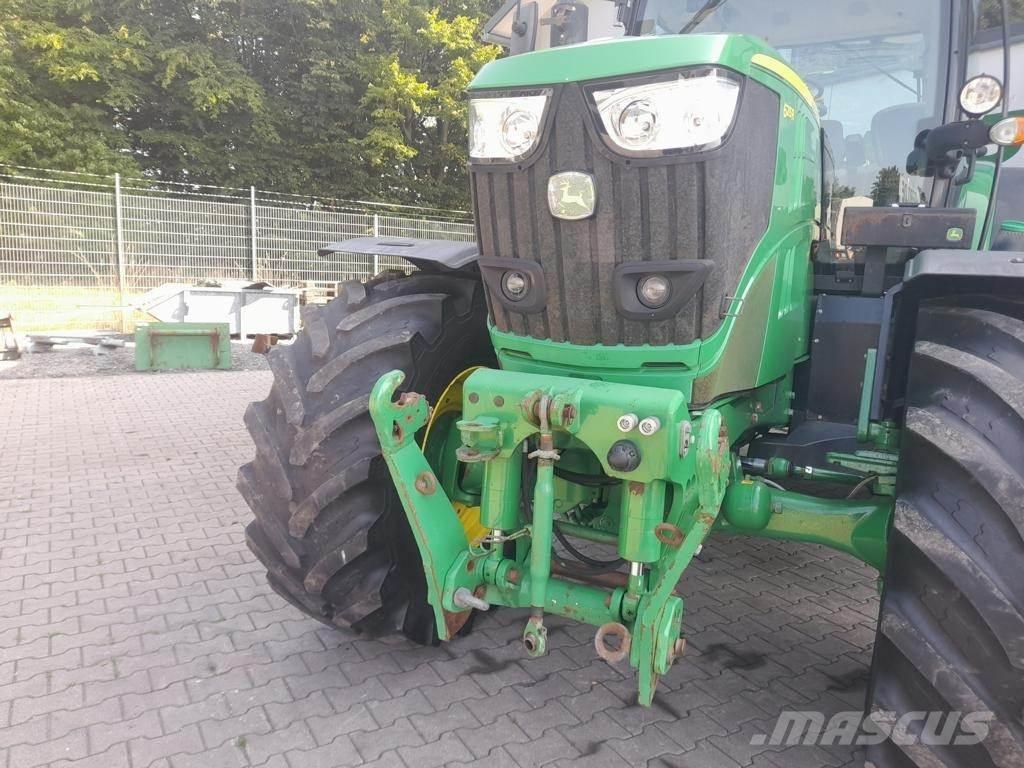John Deere 6215 R الجرارات
