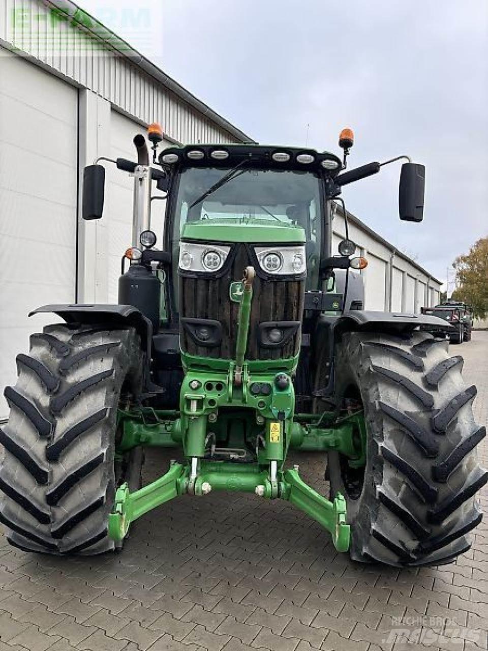 John Deere 6215r الجرارات