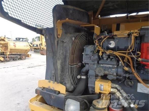 CAT PS-150C مداحل ذات إطارات هوائية
