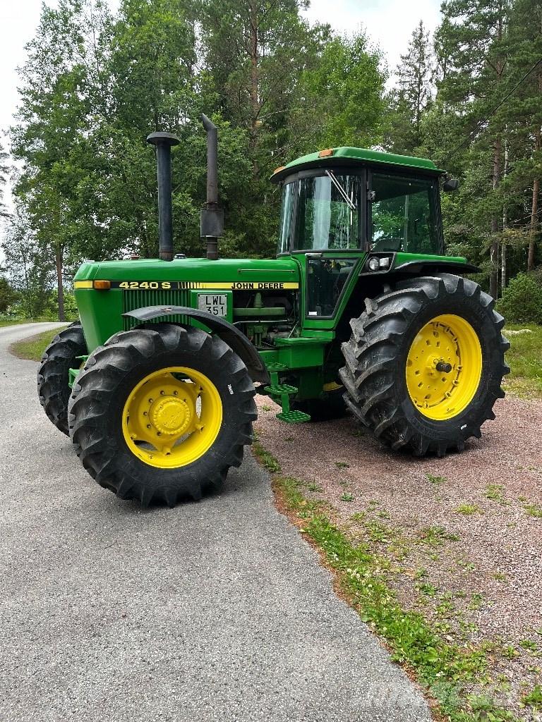 John Deere 4240 S الجرارات
