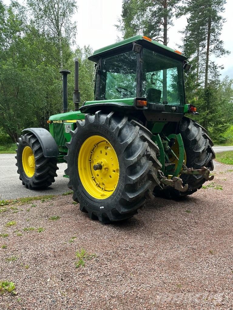 John Deere 4240 S الجرارات