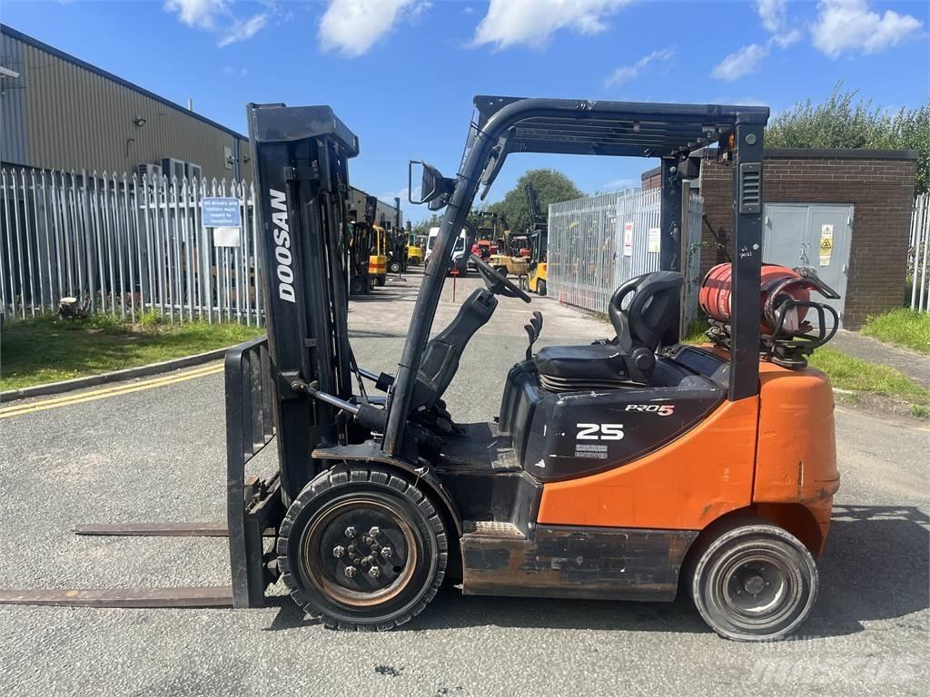 Doosan G25P-5 شاحنات LPG