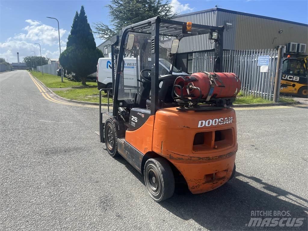 Doosan G25P-5 شاحنات LPG