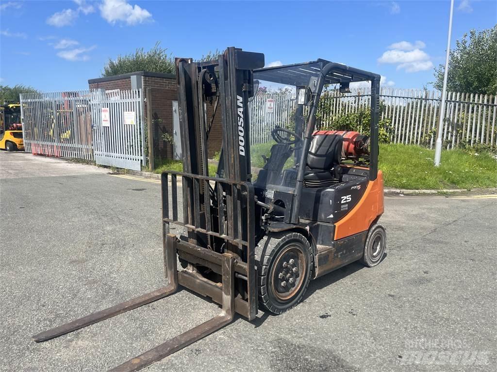 Doosan G25P-5 شاحنات LPG