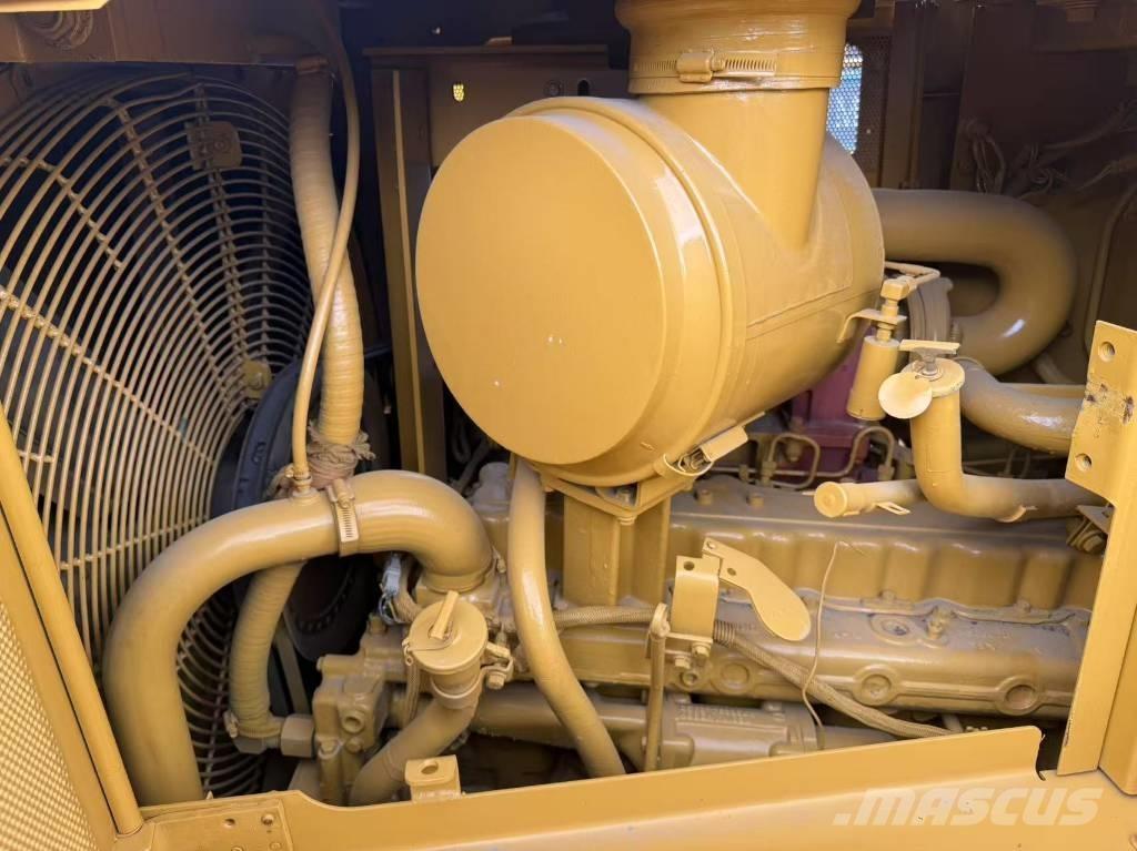 CAT D 6 R بلدوزرات مجنزرة