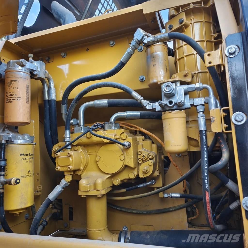 CAT 320 D حفارات زحافة