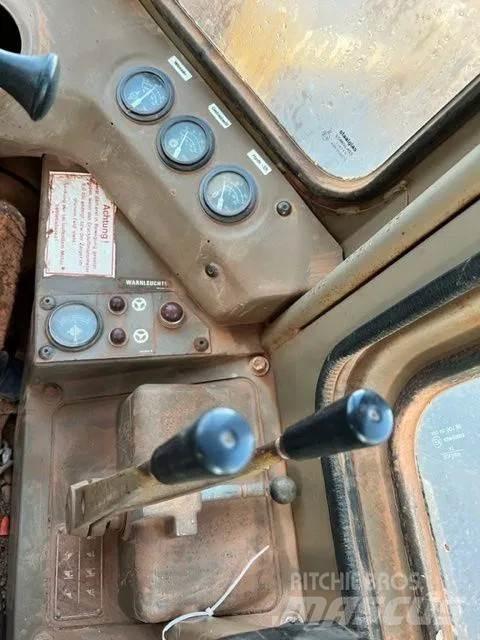 CAT 966D لوادر بعجل