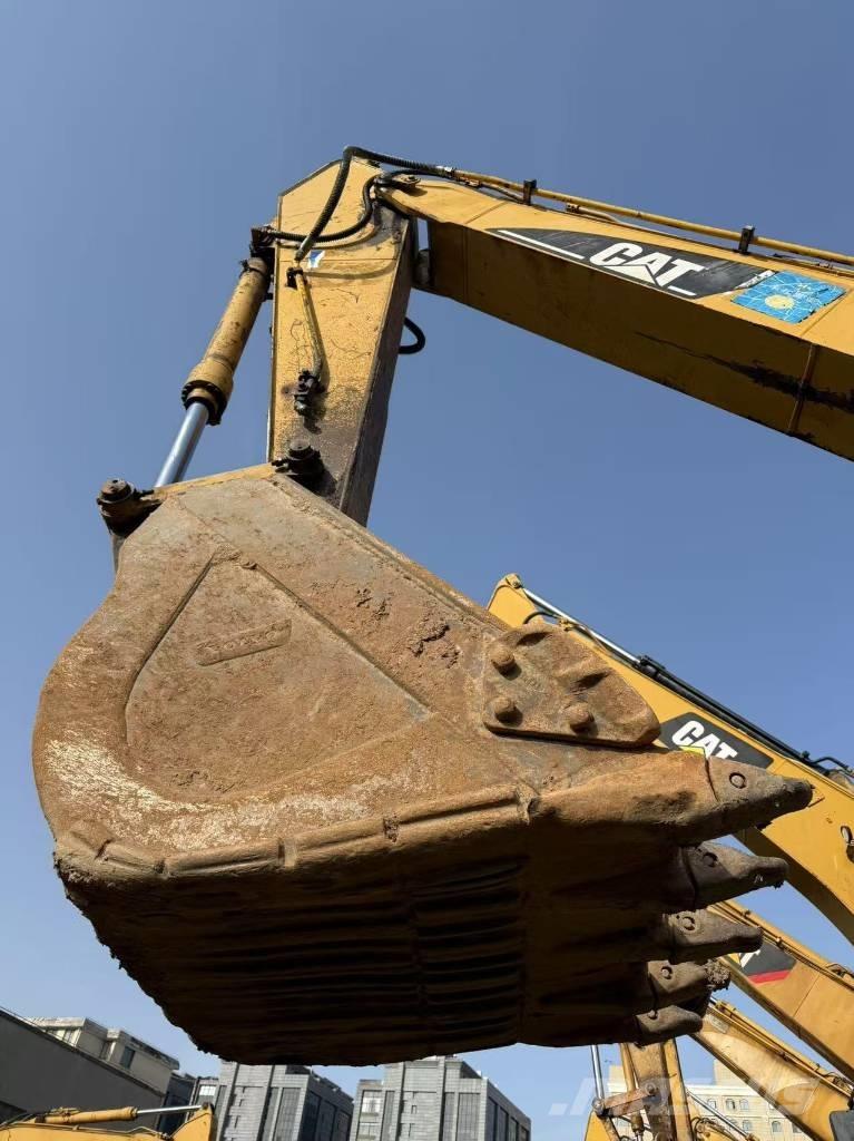 CAT 320 B L حفارات زحافة