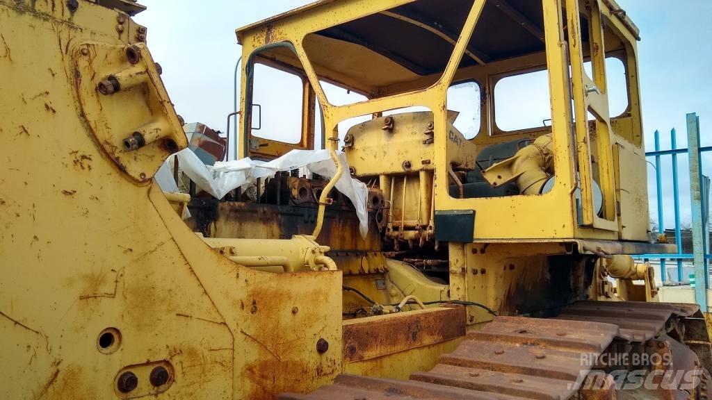 CAT D8K  (POR PIEZAS) بلدوزرات مجنزرة