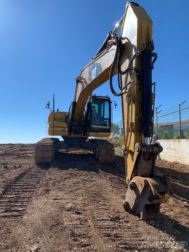 CAT 320 D L حفارات زحافة