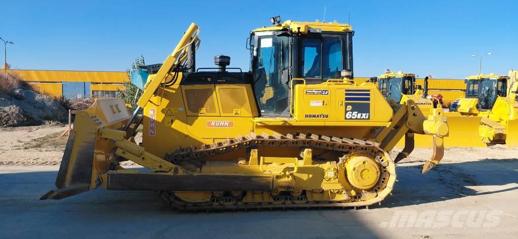 Komatsu D65EXi بلدوزرات مجنزرة