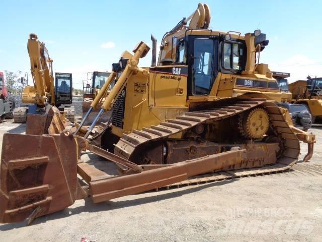 CAT D 6 R II بلدوزرات مجنزرة