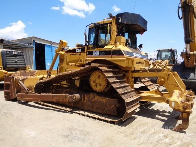 CAT D 6 R II بلدوزرات مجنزرة