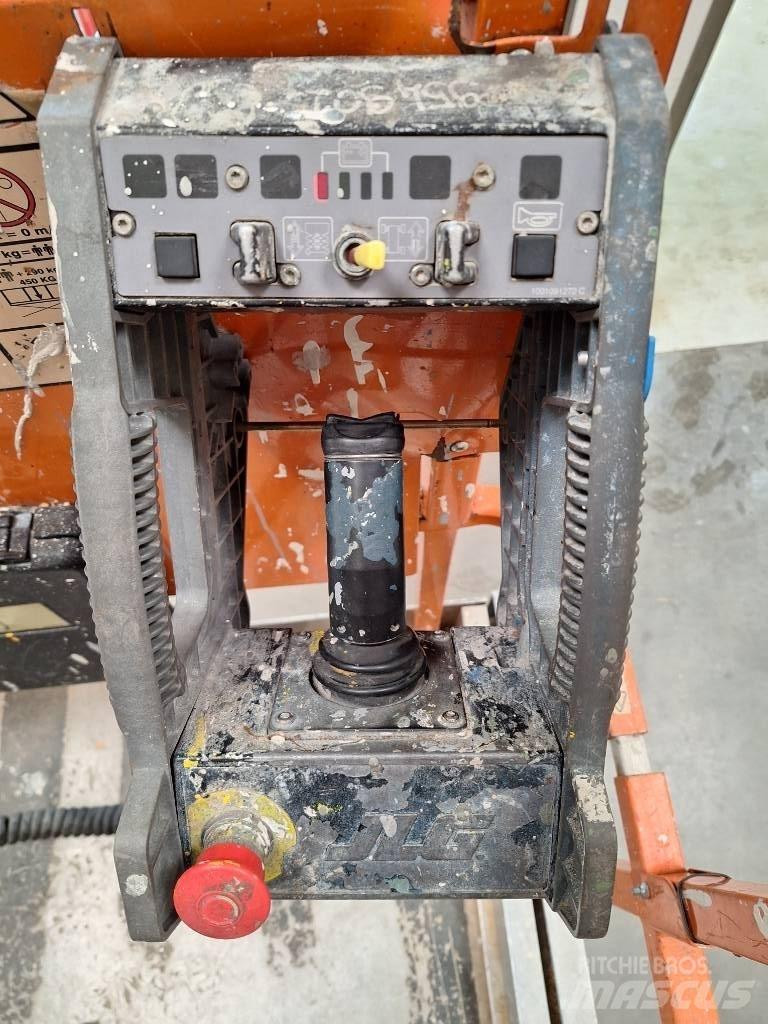 JLG 2646 ES رافعات مقصية الشكل