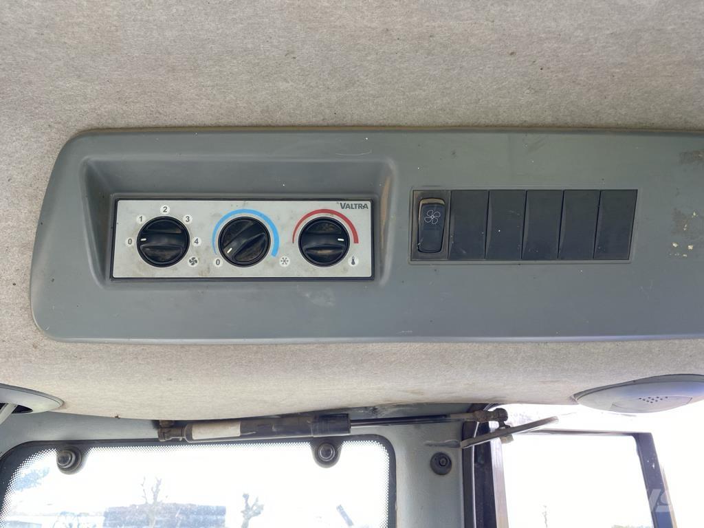 Valtra N92 HITECH الجرارات