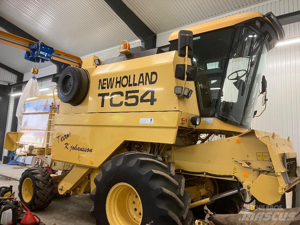 New Holland TC 54 حصادات