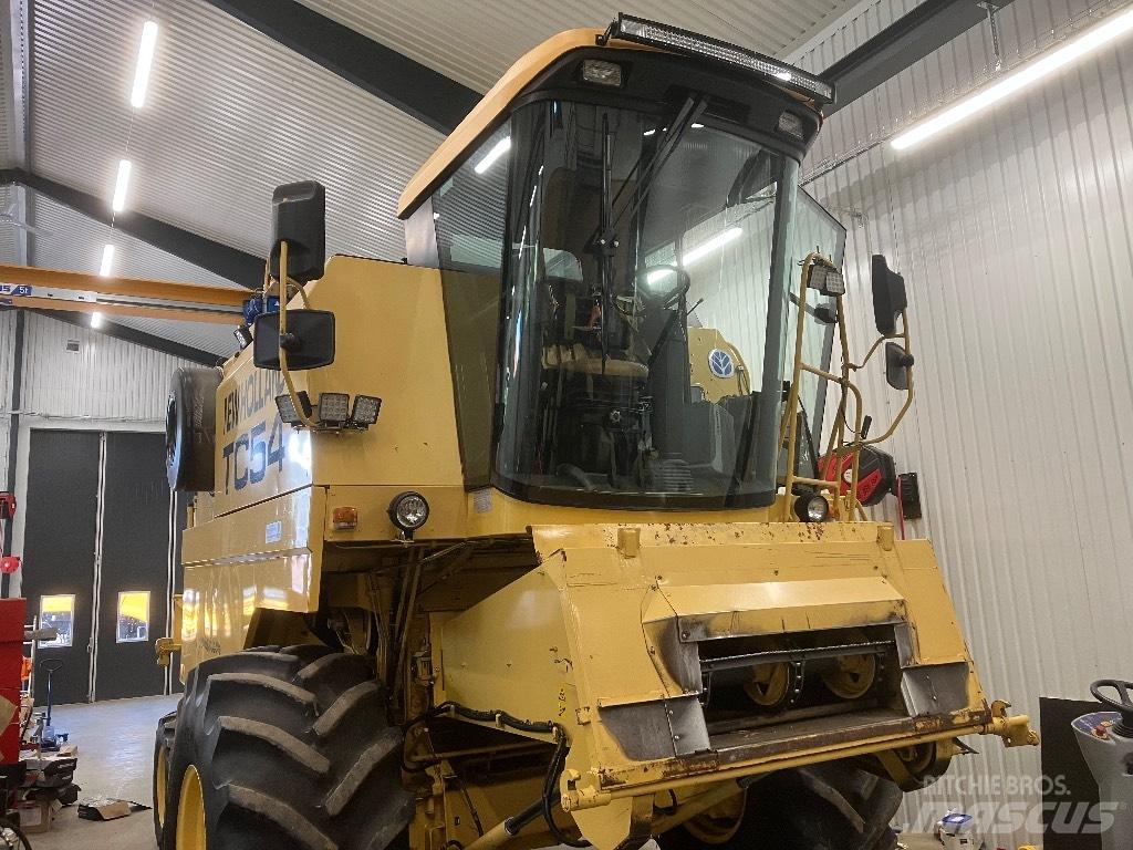 New Holland TC 54 حصادات