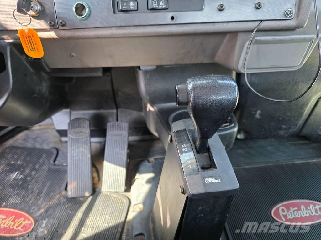 Peterbilt 335 شاحنات بمقصورة وهيكل