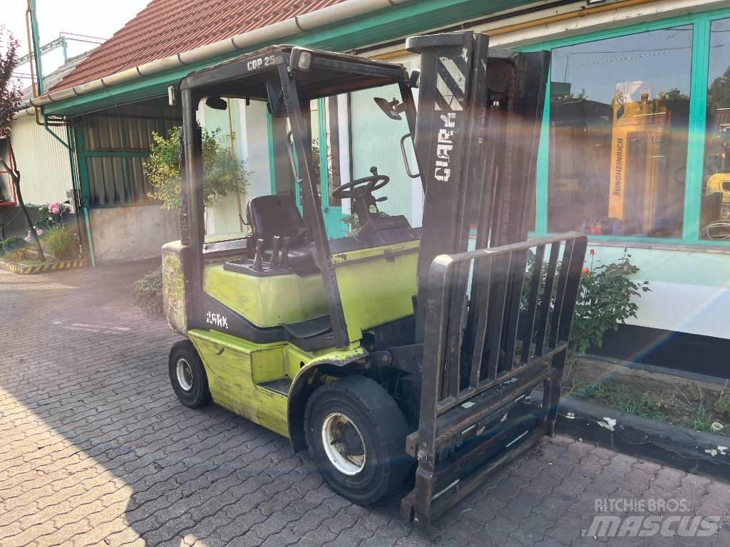 Clark CDP 25 V-4169 شاحنات الديزل