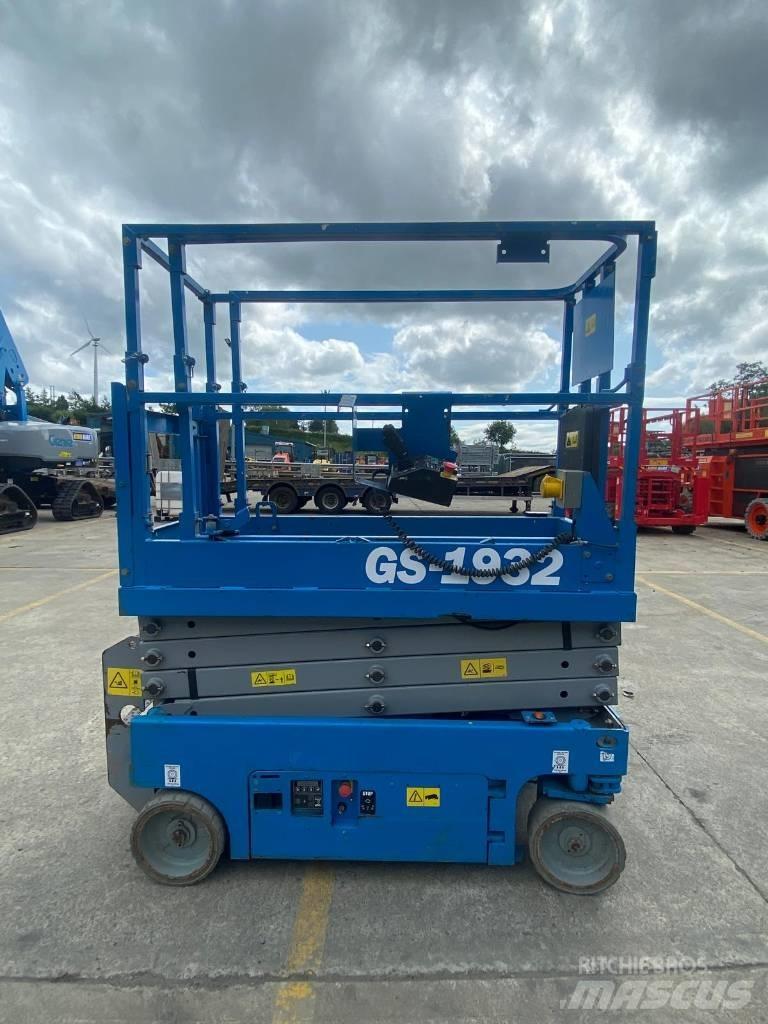 Genie GS 1932 رافعات مقصية الشكل