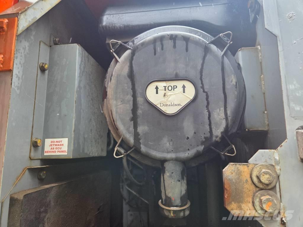 Hitachi ZX 210 LC-3 حفارات زحافة