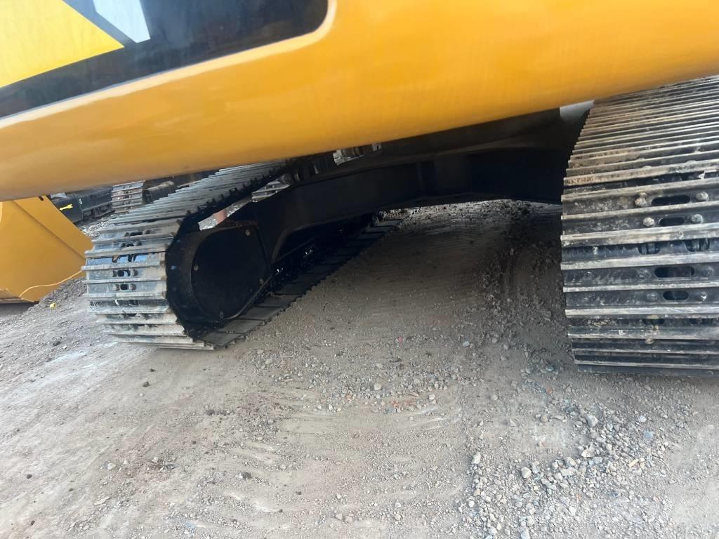 CAT 324 D2L حفارات زحافة