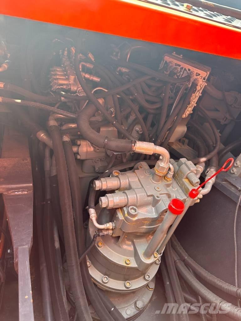 Hitachi ZX200 حفارات زحافة