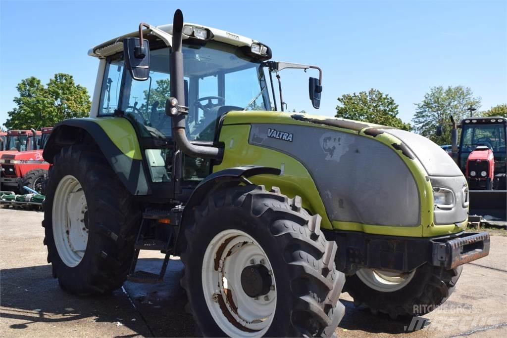 Valtra T120 الجرارات
