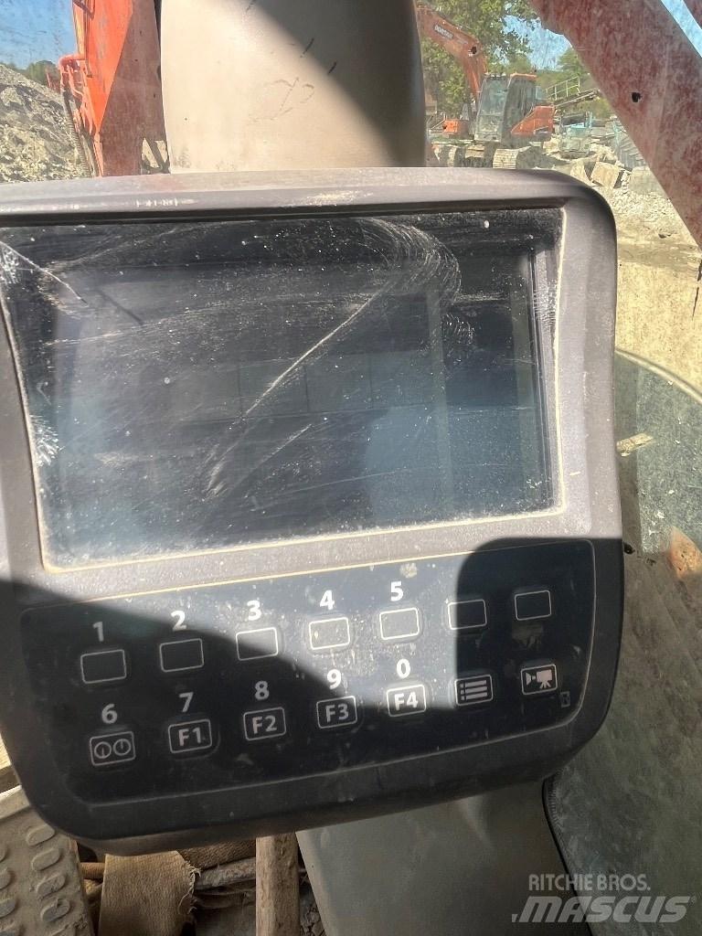 Hitachi ZX 210-3 حفارات زحافة