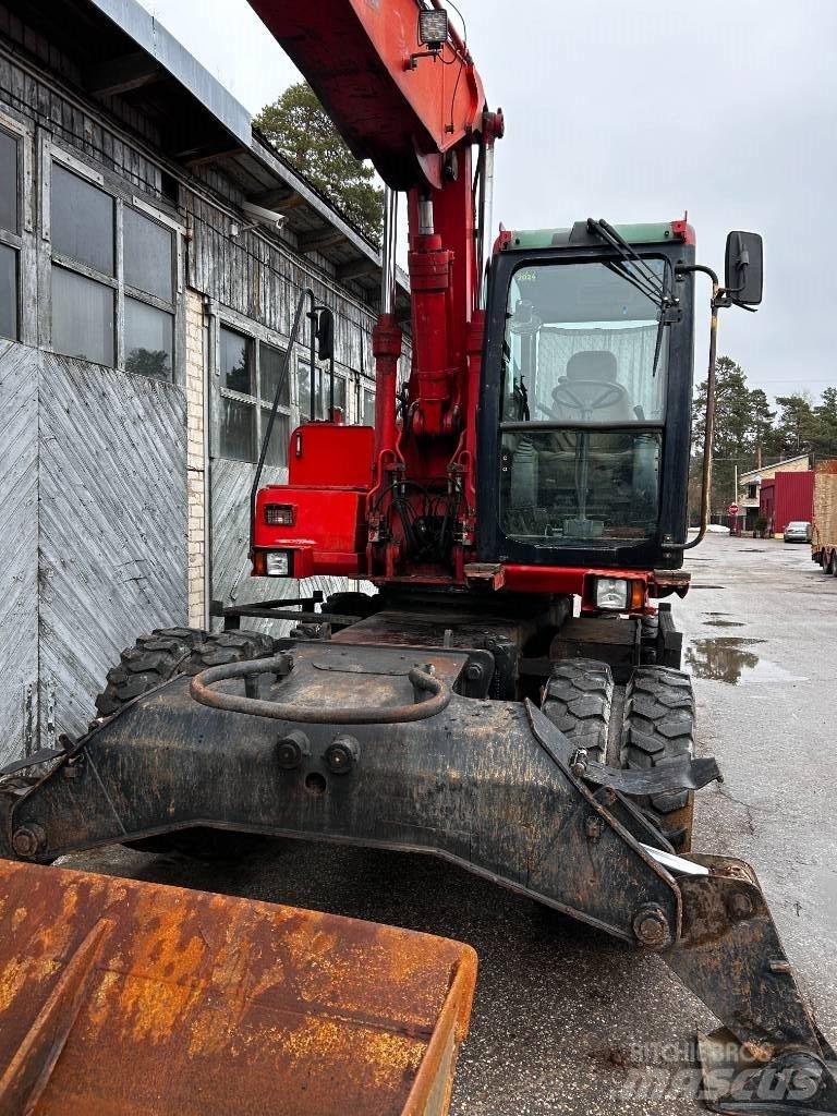 JCB JS 130 W حفارات بعجل
