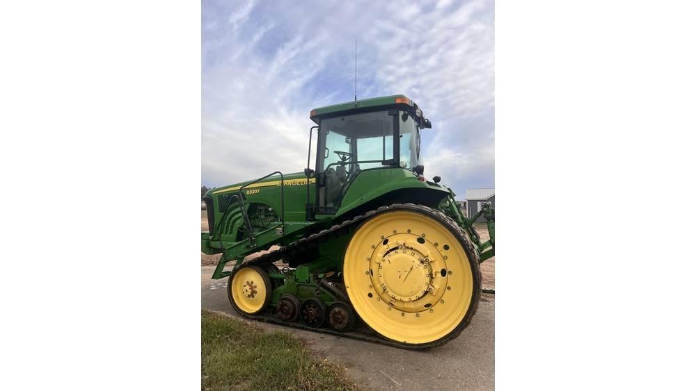 John Deere 8320 T الجرارات