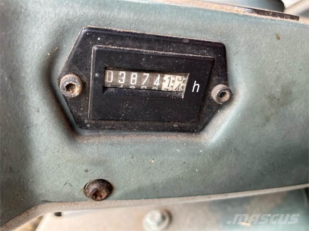 CAT 906 لوادر بعجل