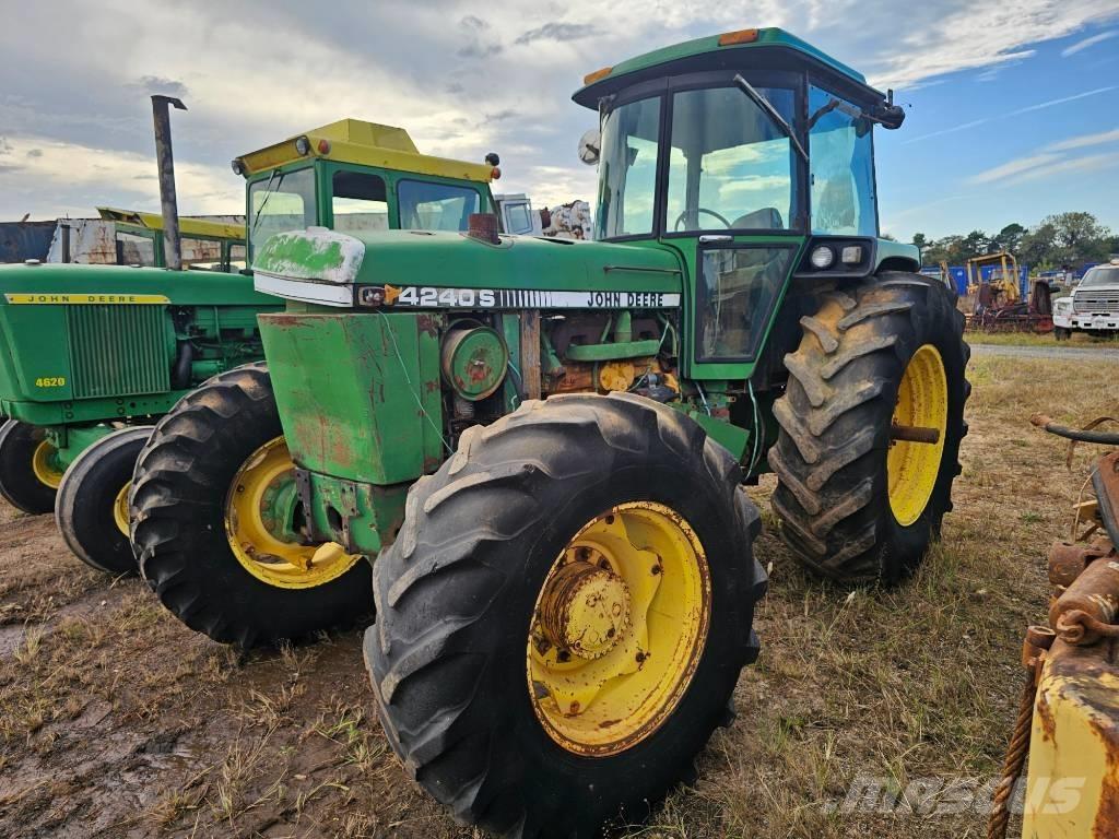 John Deere 4240 S الجرارات
