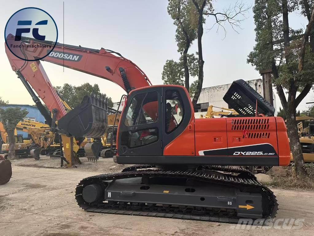 Doosan DX 225 LC حفارات زحافة