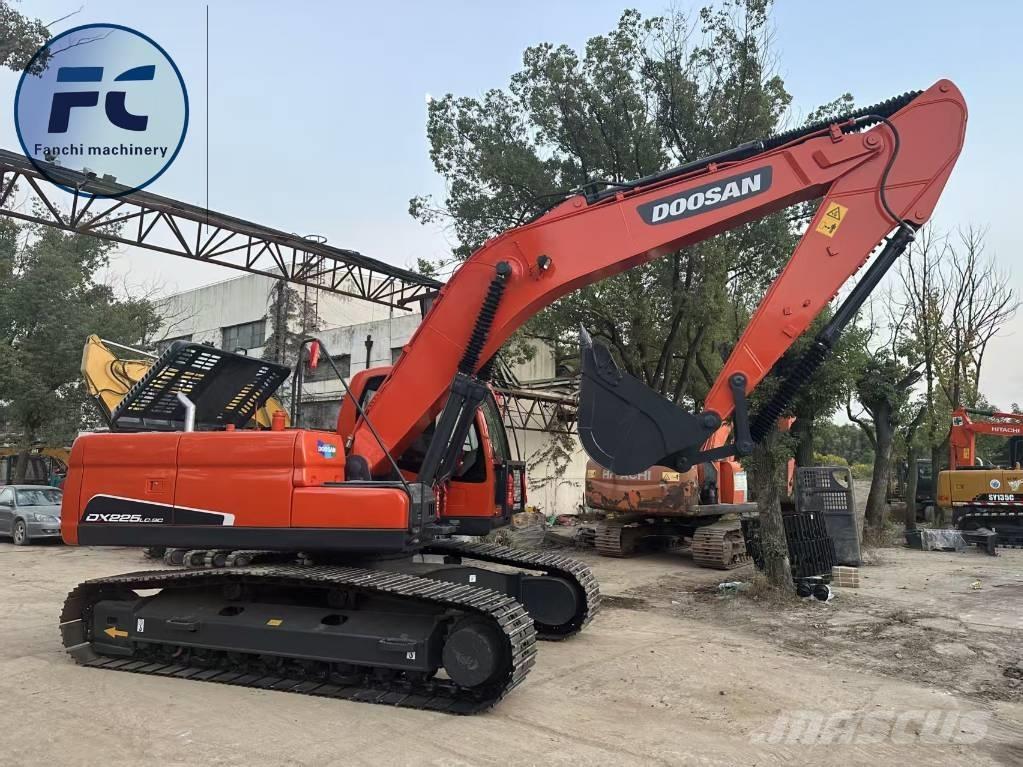 Doosan DX 225 LC حفارات زحافة