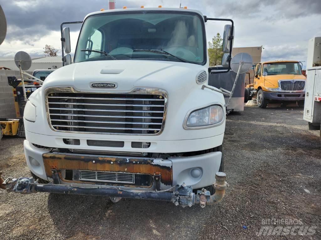 Freightliner M2-106 صهاريج مياه