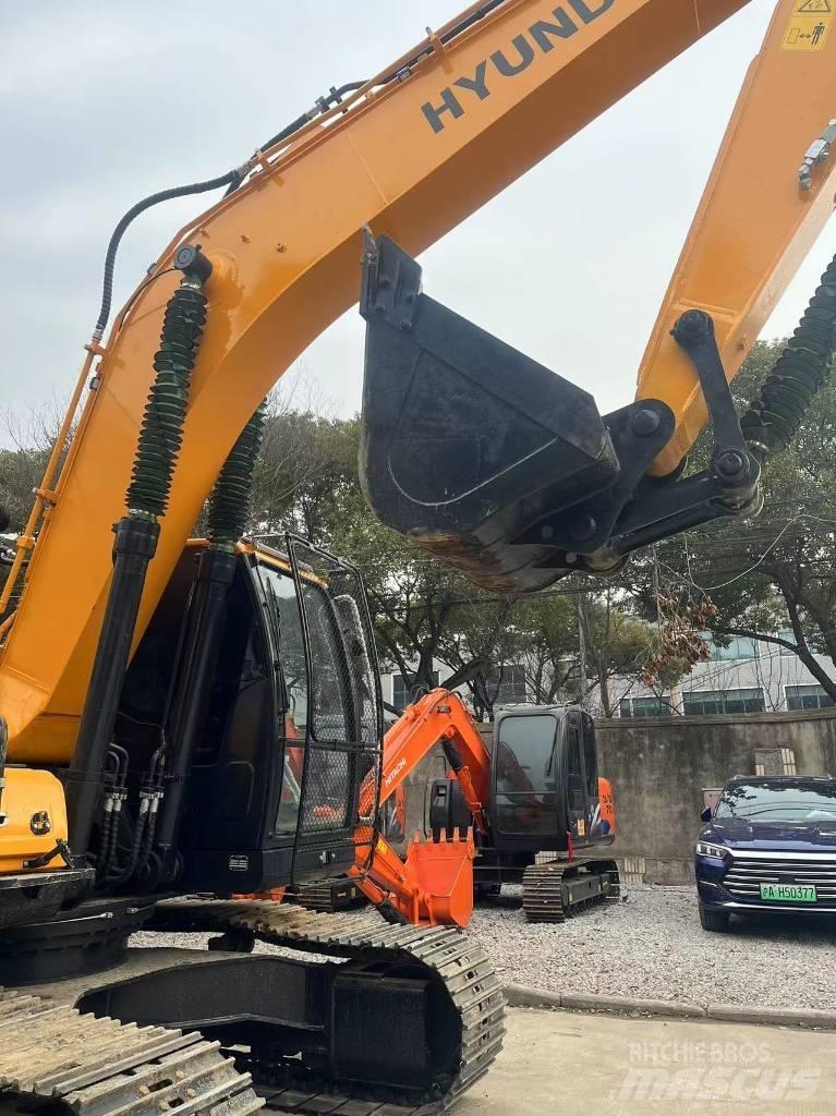 Hyundai R220-9S حفارات بعجل