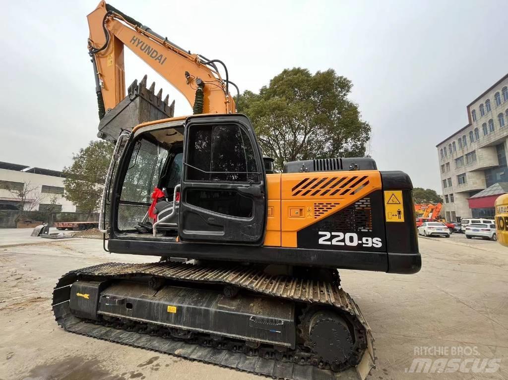 Hyundai R220-9S حفارات بعجل