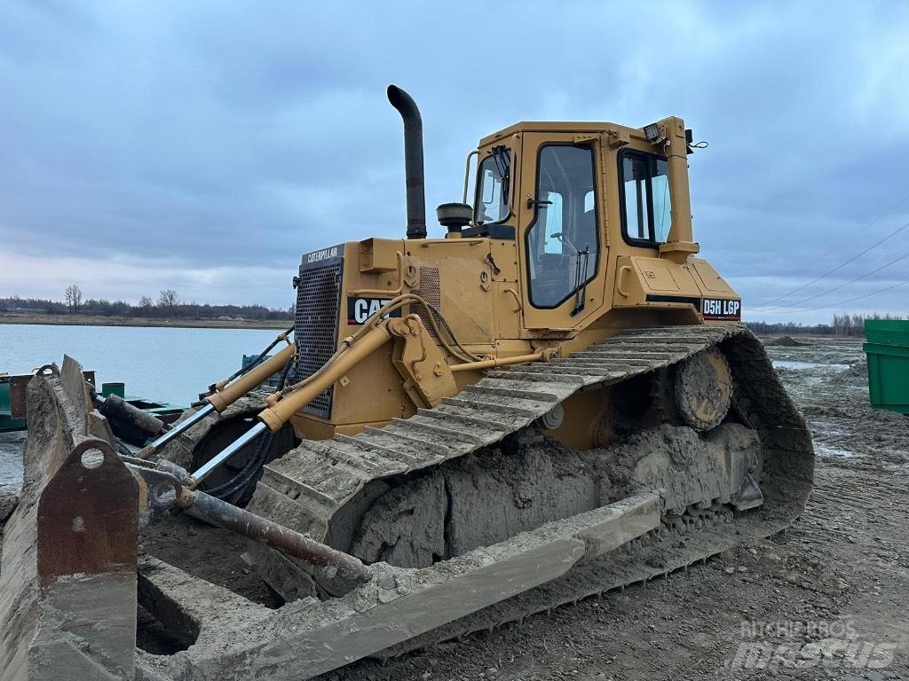 CAT D 5 بلدوزرات مجنزرة