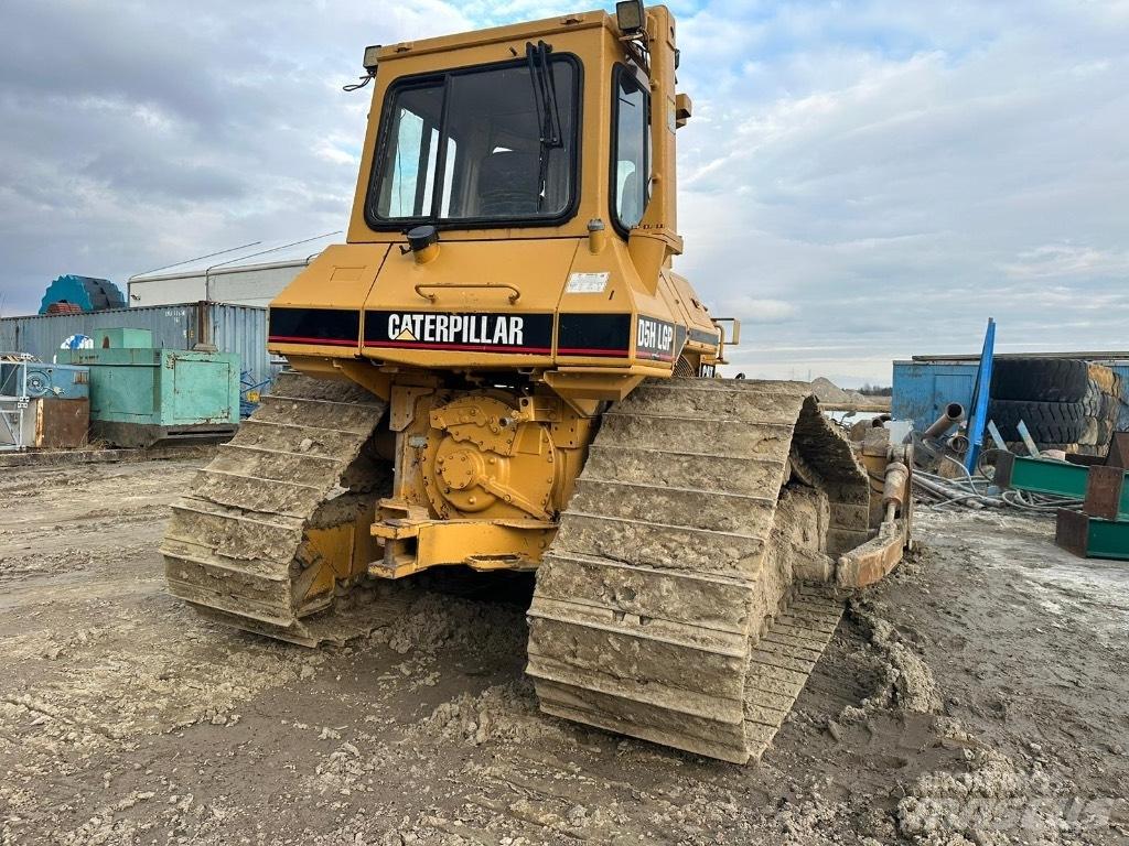 CAT D 5 بلدوزرات مجنزرة