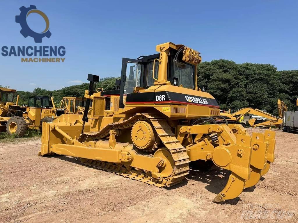 CAT D 8 R بلدوزرات مجنزرة
