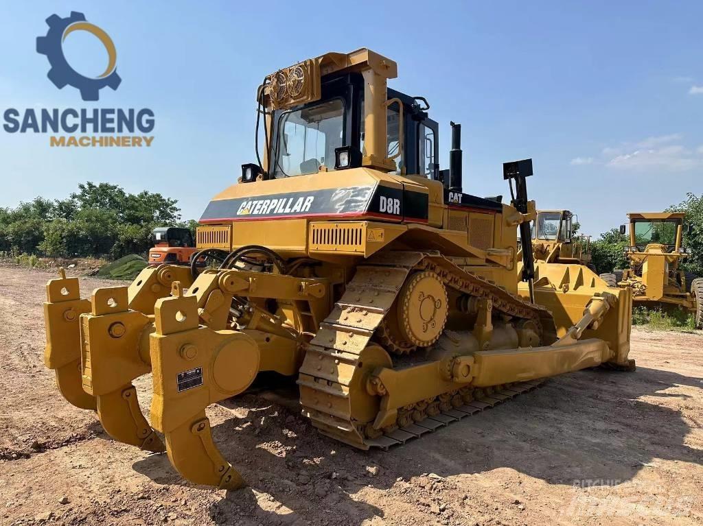 CAT D 8 R بلدوزرات مجنزرة