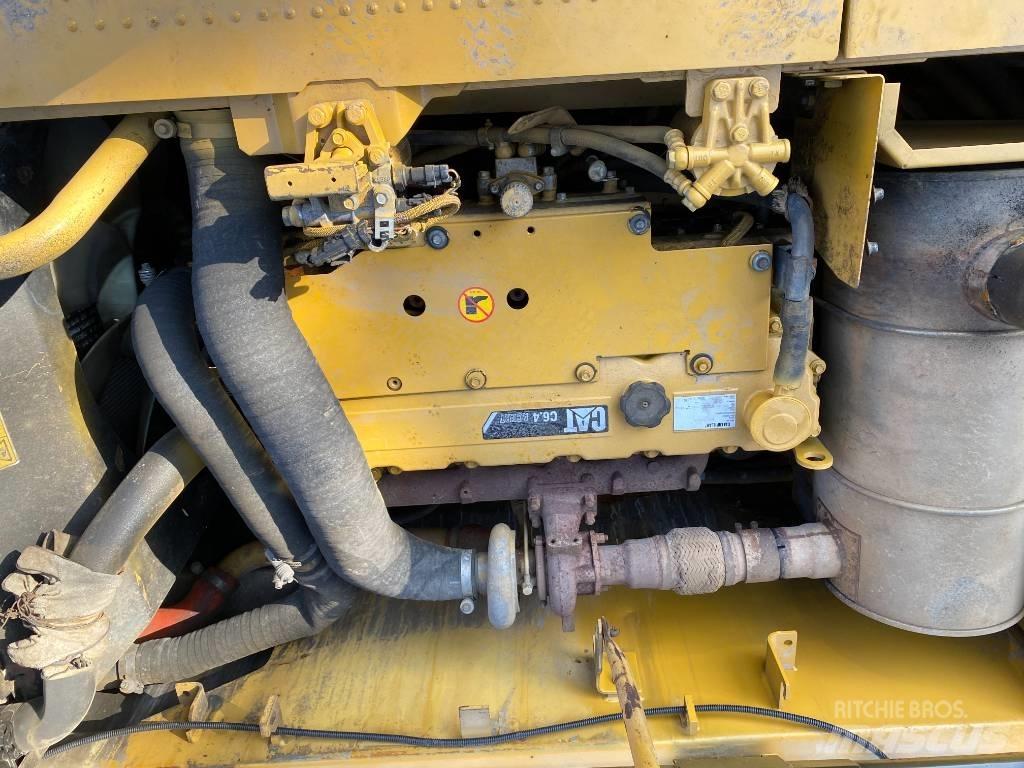 CAT 320 D حفارات زحافة