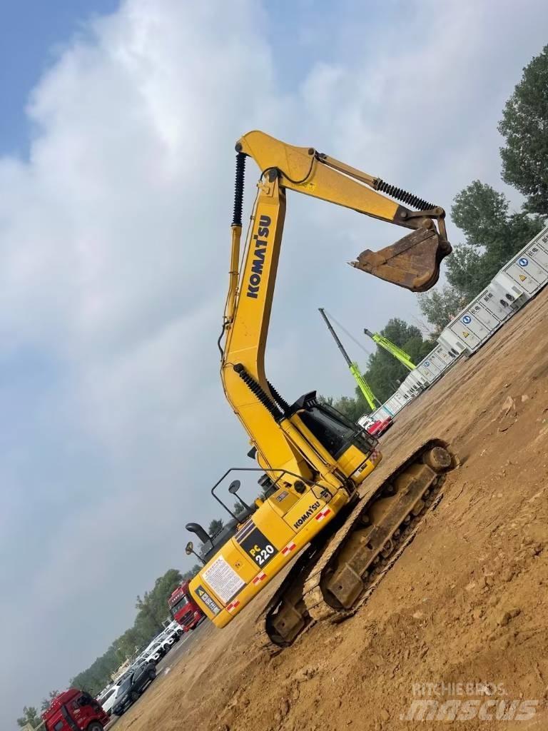 Komatsu PC 220-8 حفارات زحافة