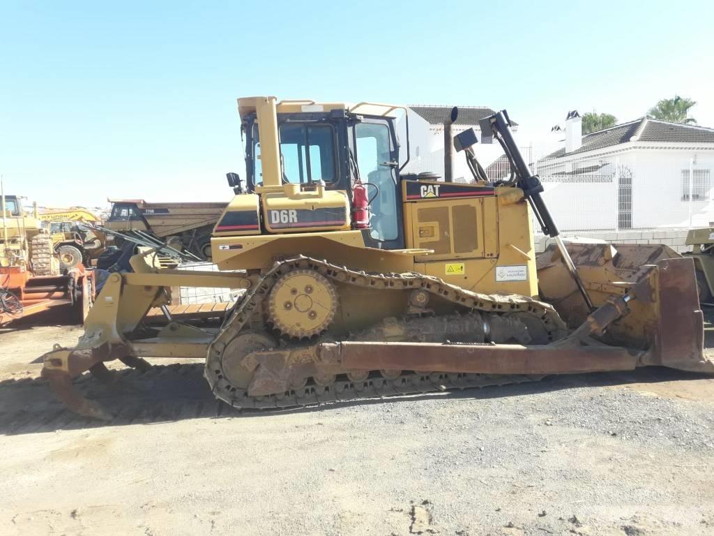 CAT D 6 R II بلدوزرات مجنزرة