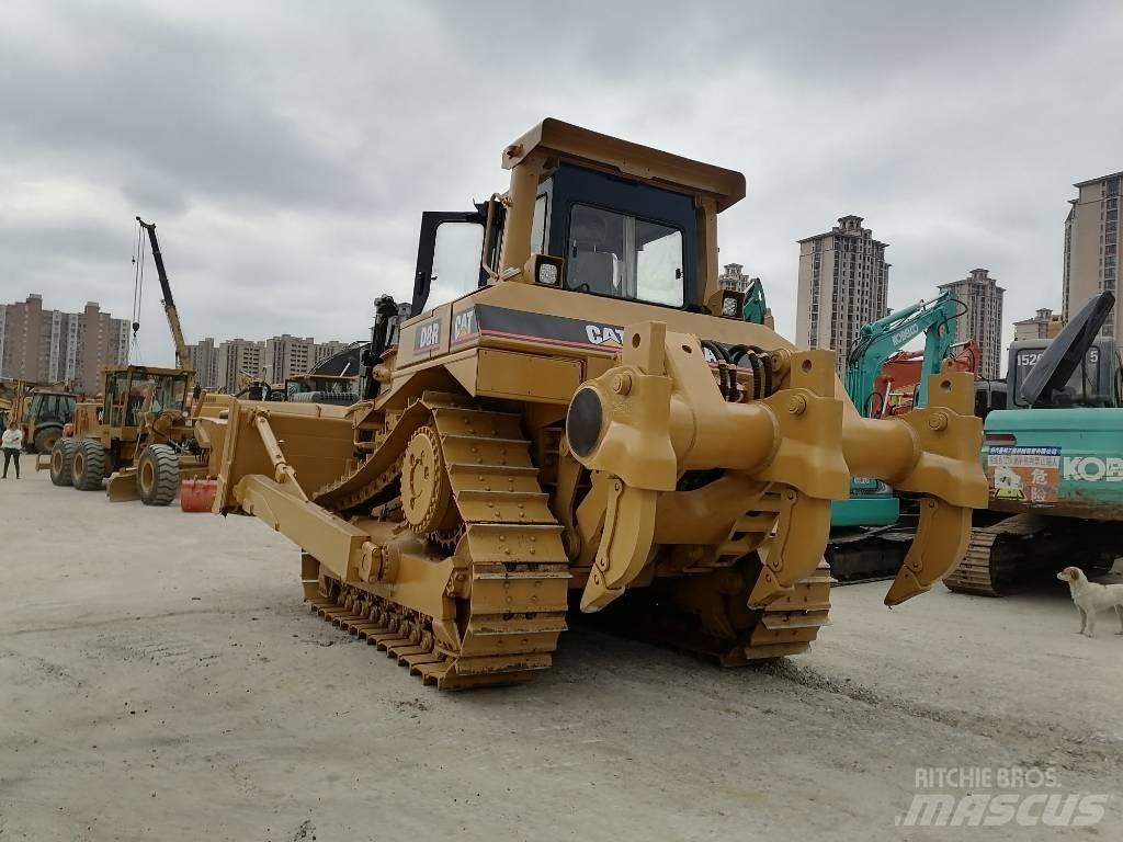 CAT D 8 R بلدوزرات مجنزرة